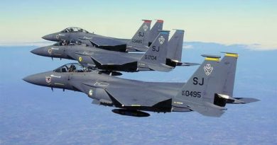 अमेरिकी F-15ई स्ट्राइक ईगल जेट्स हमला करने के लिए तैयार