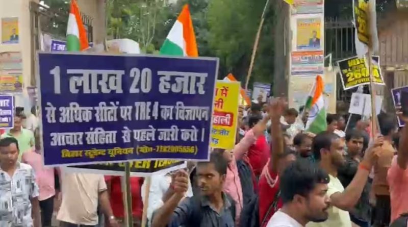 बीपीएससी अभ्यर्थियों पर पुलिस ने किया लाठीचार्ज, एक-दूसरे पर गिरे प्रदर्शनकारी