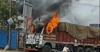 गेहूुं से भरे ट्रक में लगी आग, ट्रक ने चालक कूदकर बचाई जान, चालक को पुलिस ने लिया हिरासत में