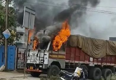 गेहूुं से भरे ट्रक में लगी आग, ट्रक ने चालक कूदकर बचाई जान, चालक को पुलिस ने लिया हिरासत में
