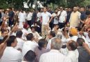 धरनास्थल पर राहुल-खड़गे को मनाने का प्रयास करते हुए केन्द्रीय मंत्री जितेन्द्र सिंह