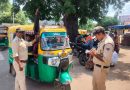 स्कूली बच्चों एवं यात्रियों की वाहनों की जाँच जारी गिरवाई नाका पर की गई वाहनों की जांच, कमियां पाए जाने पर 72.5 हजार का जुर्माना