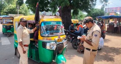 स्कूली बच्चों एवं यात्रियों की वाहनों की जाँच जारी गिरवाई नाका पर की गई वाहनों की जांच, कमियां पाए जाने पर 72.5 हजार का जुर्माना