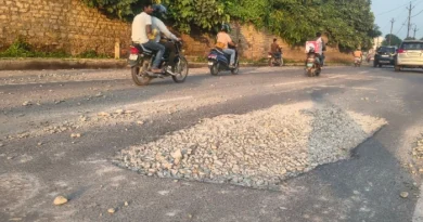 चेतकपुरी रोड सैंपलिंग के बाद और हुई बदहाल, खोदे गए गड्ढों को सिर्फ गिट्टी से भर दिया गया