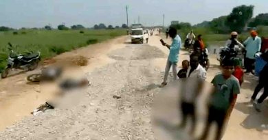 हाइड्रा और बाइक के बीच हुई टक्कर में जेठ और बहू की मौत, आक्रोशि भीड़ ने हाइड्रा, ट्रॉलो और डम्पर को किया आग के हवाले
