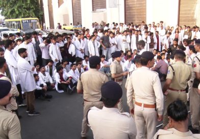 MP के मेडिकल कॉलेजों में OPD बंद, स्टाइपेंड बढ़ाने की मांग पर इंटर्न डॉक्टरों का धरना