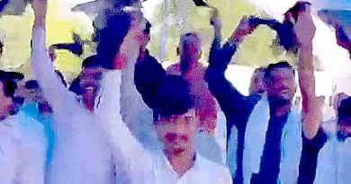 ज्योतिरादित्य सिंधिया को काले झंडे दिखाने को भीड़ ने मारपीट, युवक बोला-मंत्री समर्थकों ने लाठी-डंडे बरसाये, पुलिस कॉलर पकड़कर थाने ले गयी