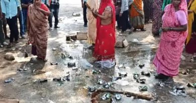 शराब की दुकान हटाने को लेकर मंहिलाओं ने सड़कों फेंकी बोतलें और किया चक्काजाम