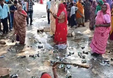 शराब की दुकान हटाने को लेकर मंहिलाओं ने सड़कों फेंकी बोतलें और किया चक्काजाम