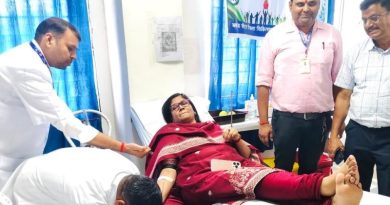 कलेक्टर  ने रक्तदान कर दिया मानवता की सेवा का प्रेरक संदेश
