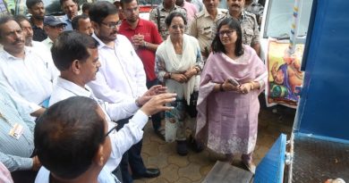 कलेक्टर एवं नगर निगम आयुक्त ने गणेश विसर्जन के लिये चलित वाहनों को हरी झण्डी दिखाई 