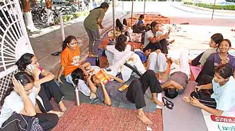 LNIPE  के छात्रों ने लटकाया पुतला, धरना 12वें दिन भी है जारी