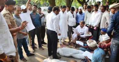 एसपी ऑफिस के मुख्यद्वार पर जेठ-बहू का शव रखकर किया प्रदर्शन, पुलिस की चालक से सेटिंग का भी आरोप