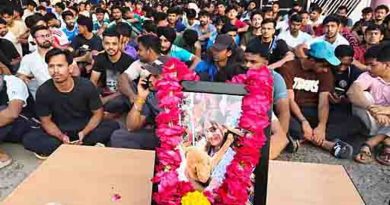 LNIPE की छात्रा की मौत के विरोध में 50 लाख रूपये के मुआवजा की मांग को लेकर छात्रों ने किया प्रदर्शन