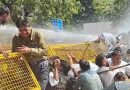 कार्यकर्ता बैरिकड्स पर चढ़े तो पुलिस ने चलाई वाटर कैनन, कांग्रंेस कार्यकर्ता बने मुख्य चुनाव आयुक्त को जंजीरों से बांधा, पुलिस-कांग्रेस कार्यकर्ताओं से हुई धक्का-मुक्की