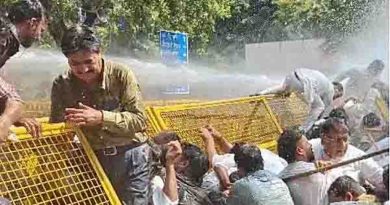 कार्यकर्ता बैरिकड्स पर चढ़े तो पुलिस ने चलाई वाटर कैनन, कांग्रंेस कार्यकर्ता बने मुख्य चुनाव आयुक्त को जंजीरों से बांधा, पुलिस-कांग्रेस कार्यकर्ताओं से हुई धक्का-मुक्की