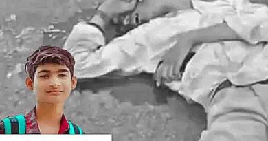 बाइक और ट्रक के बीच टक्कर से दोनों छात्र उछलकर हाईवे पर गिरे, इकलौते बेटे सिर से निकला ट्रक का पहिया एक छात्र की मौत दूसरे हालत नाजुक