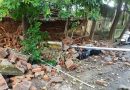 विंडसर हिल्स के एच ब्लॉक में गिरी दीवार, मलबे में दबकर बाइक और कार क्षतिग्रस्त
