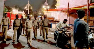 कॉम्बिंग गश्त-पुलिस को देख बदमाश बालकनी से कूंद कर भागा तो पुलिस ने दबोचा, 203 वांरटी गिरफ्तार ग्वालियर. शुक्रवार-दरमियानी रात पूरे जिले में कॉम्बिंग गश्त कर 50 से अधिक पुलिस टीमों ने शहर और देहात के संवेदनशील इलाकों में दविश दी। इस बीच ग्वालियर देहात में एक स्थाई वांरटी पुलिस को देखकर बालकनी से कूदकर भागने लगा तो पहले से मुस्तैद पुलिसकर्मियों ने उसे पकड़ लिया।  पुलिस ने रात भर चले कॉम्बिंग गश्त में 203 फरार वारंटियों को गिरफ्तार किया। इनमें 104 स्थाई वारंट और 99 गिरफ्तारी वारंट तामील किये गये। इसके अलावा पुलिस ने 132 गुण्डों और 119 हिस्ट्रीशीटरों सहित 251 बदमाशों का घर-घर जाकर चेक किया। देहात इलाके में पुलिस टीम स्थाई वारंटी की तलाश में उसके ठिकाने पर पहुंची। पुलिस को देखते ही आरोपी ने बचने के लिये बालकनी से छलांग लगा कर भागने का प्रयास किया। हालांकि पुलिस टीम पहले से सतर्क थी घेराबंदी कर उसे पकड़ लिया गया और थाने लाया गया।  होटल-लॉज से लेकर संदिग्ध वाहनों तक चेकिंग कॉम्बिंग गश्त के दौरान पुलिस ने बदमाशों के ठिकानों के साथ होटल, लॉज, धर्मशाला, ढाबे और बैंक एटीएम भी चेक किए। जेल से छूटे अपराधियों की भी निगरानी की गई। मुंह बांधकर दोपहिया वाहन चलाने वालों और संदिग्ध वाहनों की सघन तलाशी ली गई।जिला बदर आरोपियों को उनके घरों पर चेक कर आपराधिक गतिविधियों से दूर रहने की चेतावनी दी गई। अभियान के दौरान शहर के इंदरगंज, सिरोल, मुरार, पुरानी छावनी, महाराजपुरा, यूनिवर्सिटी और ग्वालियर थाना क्षेत्र में अवैध शराब के मामले दर्ज किए गए। देहात के डबरा सिटी, पिछोर, आंतरी, चीनोर और उटीला में भी कार्रवाई हुई। बहोड़ापुर, गिरवाई, यूनिवर्सिटी और बिजौली थाना क्षेत्र में अवैध हथियार के मामले दर्ज किए गए। कंपू और पुरानी छावनी में जुए पर कार्रवाई हुई। महाराजपुरा पुलिस ने गांजा जब्त कर NDPS एक्ट के तहत मामला दर्ज किया। एसएसपी धर्मवीर सिंह ने खुद कॉम्बिंग गश्त की निगरानी की। उनके साथ एएसपी मध्य सुजावल जग्गा, एएसपी पूर्व डॉ. शिवेश सिंह बघेल, एएसपी ग्रामीण जयराज कुबेर समेत एसडीओपी, डीएसपी, सीएसपी और थाना प्रभारी पुलिस बल के साथ मैदान में रहे। एसएसपी ने कहा कि त्योहारों के दौरान शहर की शांति और सुरक्षा से खिलवाड़ करने वालों को बख्शा नहीं जाएगा। वारंटियों और असामाजिक तत्वों की धरपकड़ के लिए कॉम्बिंग गश्त आगे भी जारी रहेगा।
