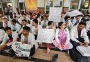 मेडिसिन विभाग के ICU में डॉक्टरों से अभद्रता और मारपीट, महिला का इलाज कराने आए अटेंडरों ने जूनियर डॉक्टर्स को धुना, हड़ताल