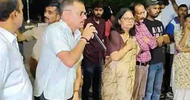 रजिस्टार के इस्तीफे को लेकर 8वें दिन भी धरना पर बैठे छात्र-छात्रायें