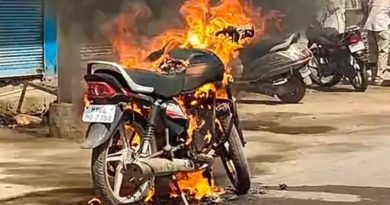 छप्परवाला पुल पर मोटरसाईकिल देखते ही देखते ही आग की लपटों में घिरी