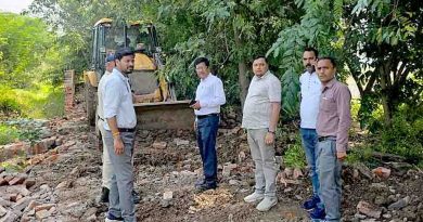 पुरानी छावनी में शासकीय भूमि से अतिक्रमण हटाने की बड़ी कार्रवाई