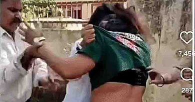 ठाठीपुर थाने के सामने युवती से भिड़ी दूसरी युवती, बाल खींचकर की पिटाई, एफबी पोस्ट को लेकर था झगड़ा