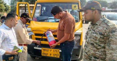 स्कूली और यात्री बसों पर कार्रवाई, 8 बसों से ₹42 हजार का जुर्माना वसूला