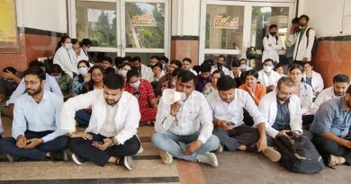 Deen  पर किये हमले के विरोध में जूडा का धरना, 1000 बिस्तर अस्पताल में 5 ओपीडी मिली बंद