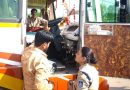यातायात पुलिस द्वारा सेवा वाहनों और स्कूली बसों में यात्रियों एवं बच्चों की सुरक्षा सुनिश्चित करना