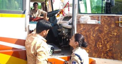 यातायात पुलिस द्वारा सेवा वाहनों और स्कूली बसों में यात्रियों एवं बच्चों की सुरक्षा सुनिश्चित करना