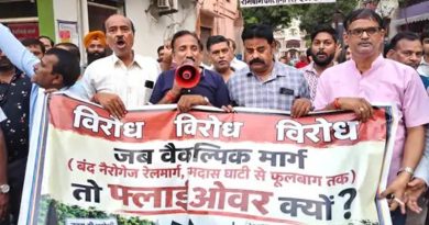 ग्वालियर में फ्लाईओवर के विरोध में लोगों ने रैली निकाली